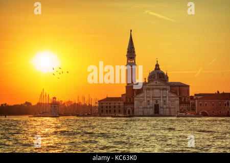 Die Kirche San Giorgio Maggiore aus der Isola San Giorgio, Venedig, Italien, Europäische Union. Detail der Kirche mit schönen Sonnenaufgang über dem Main Tower Stockfoto