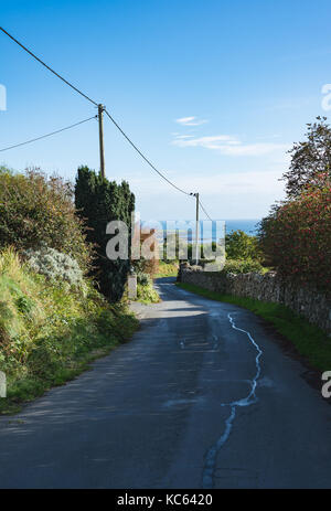 Ballakilpheric Straße in Colby, Blick hinunter auf das Meer Stockfoto