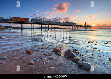 Paignton Pier an der Südküste von Devon bei Sonnenaufgang eingefangen. Stockfoto