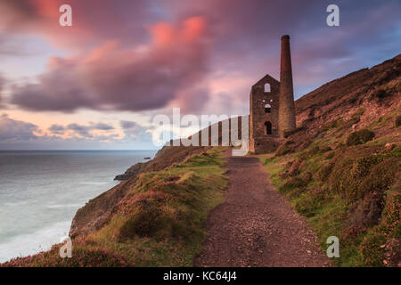 Sonnenuntergang bei Wheal Coates in der Nähe von St. Agnes in Cornwall. Stockfoto