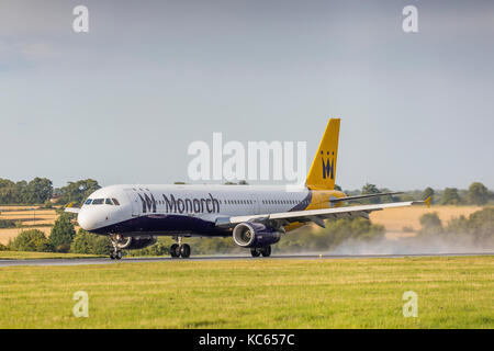 Monarch Airlines airbus a321 g-ozbm vom nassen Landebahn am 18. August 2017 am Flughafen London Luton, Bedfordshire, Großbritannien Stockfoto