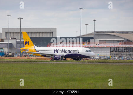 Monarch Airlines airbus a320 g-zbat Rollens am 21. Mai 2017 in London Luton Airport, Bedfordshire, Großbritannien Stockfoto