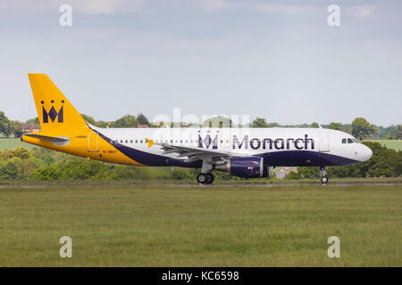 Monarch Airlines airbus a320 g-zbat Rollens am 21. Mai 2017 in London Luton Airport, Bedfordshire, Großbritannien Stockfoto