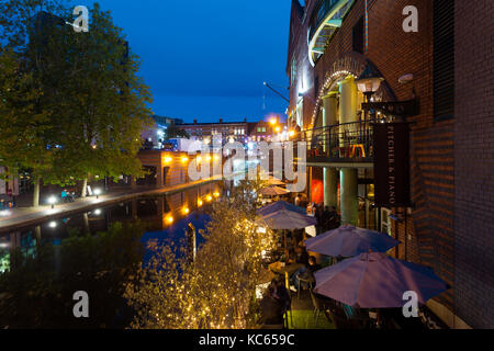 Am Abend Blick auf Brindleyplace Canal Side bars und Unterhaltungen, Birmingham, Großbritannien Stockfoto