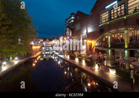 Am Abend Blick auf Brindleyplace Canal Side bars und Unterhaltungen, Birmingham, Großbritannien Stockfoto