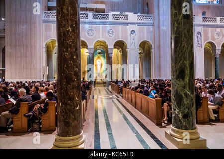 Washington DC,Basilika des Nationalheiligtums der Unbefleckten Empfängnis,Katholisch,Kirche,Religion,innen,Gemeinde,Schwarze Männer männlich,wo Stockfoto