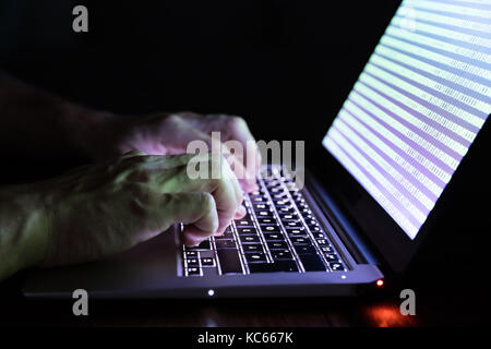In der Nähe von Hand eintippen einer Person auf Laptop Stockfoto