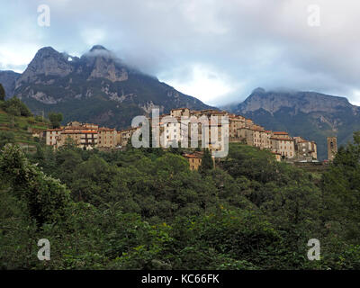 Blick auf das Bergdorf von Pruno unter bewaldeten Hänge unterhalb des Monte Forato in den Apuanischen Alpen in der Toskana, Italien Stockfoto