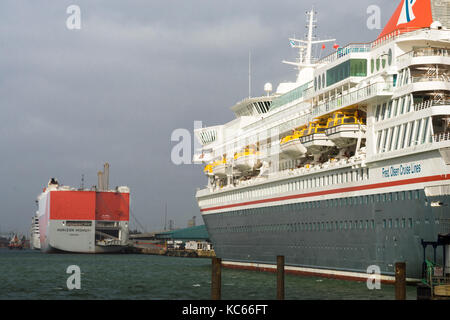 Blick über den Hafen von Southampton Western Docks mit dem Balmoral Kreuzfahrtschiff, das im City Cruise Terminal (Liegeplatz 101), 2017, Southampton, Großbritannien, liegt Stockfoto