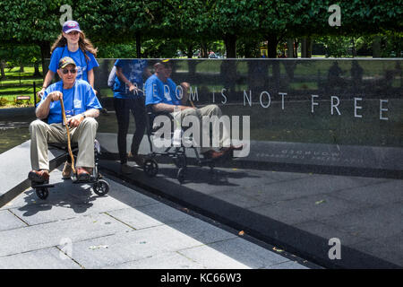 Washington DC, National Mall, Koreanisches Kriegsveteranen-Denkmal, Denkmal, Veteran, Mann Männer männlich, Mädchen, weibliche Kinder Kinder Kind Kinder Youngster, Rollstuhl, Stockfoto