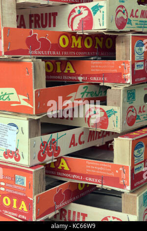 Frisches Obst Markt Verpackungen und Kisten bis in eine regelmäßige wiederkehrende Muster und sehr bunte Kisten und Kartons in Stapeln. Stockfoto