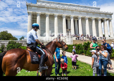 Washington DC, District of Columbia, National Mall, Lincoln Memorial, Monument, Parkpolizei, Pferd, Mounted Unit, Junge Jungen, männliche Kinder Kinder Kinder Jugendliche Stockfoto