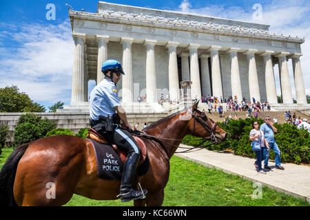 Washington DC, District of Columbia, National Mall, Lincoln Memorial, Denkmal, Parkpolizei, Pferd, Mounted Unit, Besucher reisen Reisetour touristischer Touri Stockfoto