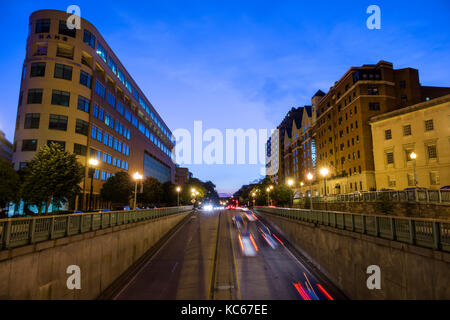 Washington DC, Thomas Circle, Massachusetts Avenue, Unterführung, Verkehr, Dämmerung, DC170527093 Stockfoto