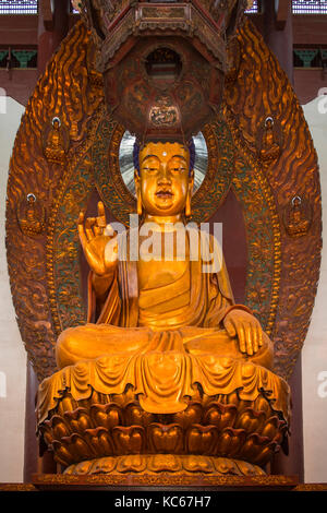 Golden Buddha in der zweiten Halle des Lingyin Tempel, Hangzhou, China Stockfoto