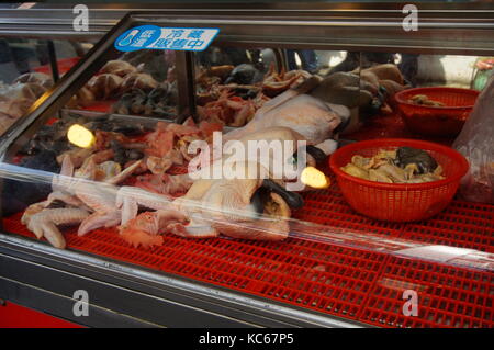 Frische ganze Geflügel zum Verkauf an einer Nacht Markt Stockfoto