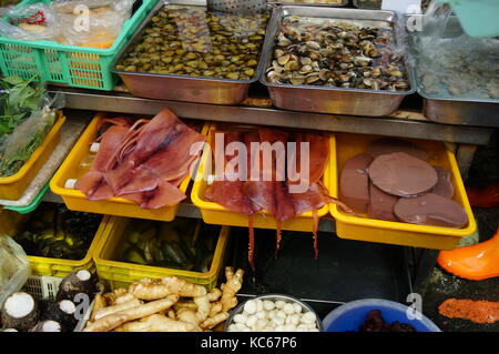 Frische Meeresfrüchte zum Verkauf an einen offenen Markt Stockfoto