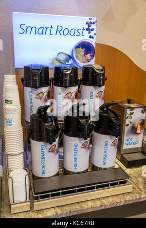 Maryland, Silver Spring, Holiday Inn Express, Lobby, Kaffee, Thermoskanne, Tassen, entkoffeiniert, Selbstbedienung, MD170523002 Stockfoto