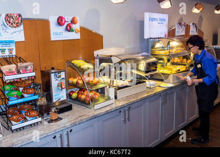 Maryland, Silver Spring, Holiday Inn Express, Hotel, kostenloses Frühstück, Buffet, Müsli, Obst, asiatische Frau, weibliche Angestellte, Inneneinrichtung, MD1705 Stockfoto