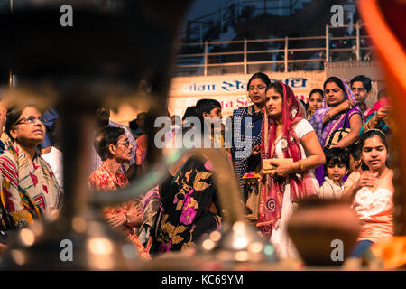 VARANASI, INDIEN - MÄRZ 13, 2016: Horizontale Bild der indischen Pilger an religiösen Ganga Aarti Ritual bei Dashashwamedh Ghat in Varanasi, Indien. Stockfoto