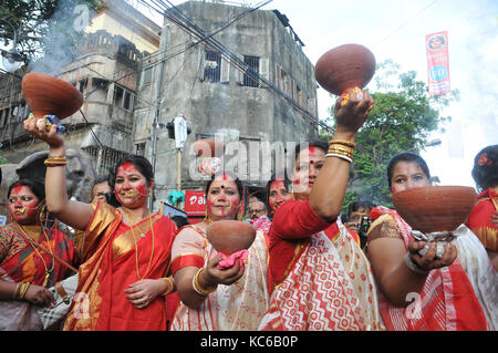 Indische Frauen tanzen mit dhunachi während der Immersion Prozession der Göttin Durga Idol Stockfoto