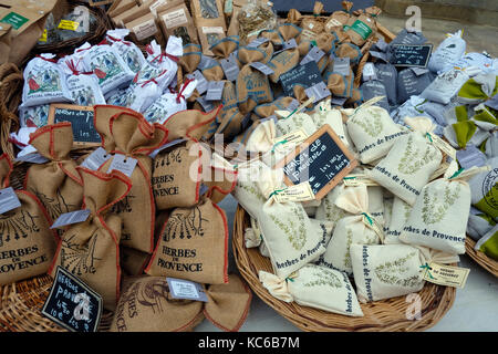 Kräuter für den Verkauf in einem Markt, Avignon, Frankreich Stockfoto