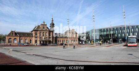 19. Jahrhundert historischen Hauptbahnhof, neben dem neuen Bahnhofsgebäude in Delft, Südholland, Niederlande. (Stich von 2 Bilder) Stockfoto