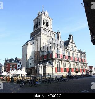 Anfang des 17. Jahrhunderts im Stil der Renaissance Rathaus (Stadhuis) auf dem zentralen Marktplatz in Delft, Südholland, Niederlande. Stockfoto