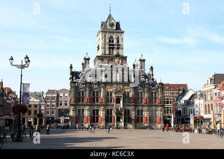 Anfang des 17. Jahrhunderts im Stil der Renaissance Rathaus (Stadhuis) auf dem zentralen Marktplatz in Delft, Südholland, Niederlande. Stockfoto