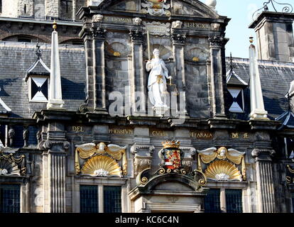 Details auf der Fassade des 17. Jahrhunderts im Stil der Renaissance Rathaus (Stadhuis) auf dem zentralen Marktplatz in Delft, Niederlande. Stockfoto