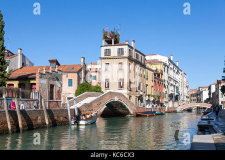 Bunte Rio dei Carmini Kanal und Fondamenta Briarti Dorsoduro, Venedig, Venetien, Italien im Abendlicht Stockfoto