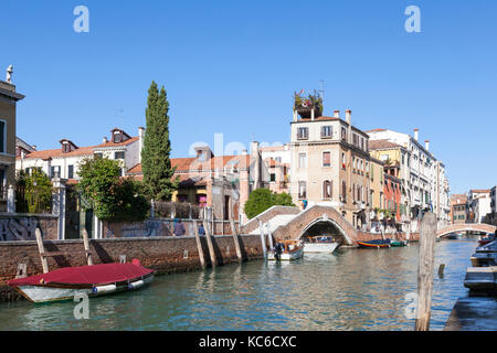 Malerischer Blick auf Rio dei Carmini und Fondamenta Briati, Dorsoduro Venedig, Venetien, Italien im Abendlicht mit angelegten Boote und ein Wasser Taxi erscheinen u Stockfoto