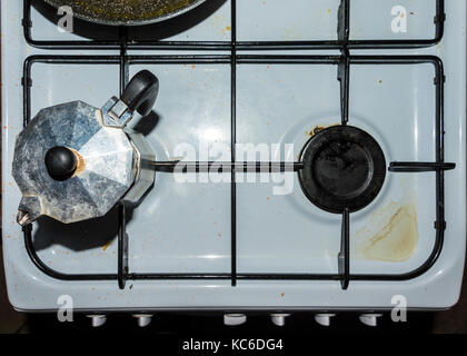 Wirklich alt Kaffee moka auf einem schmutzigen Herd Stockfoto