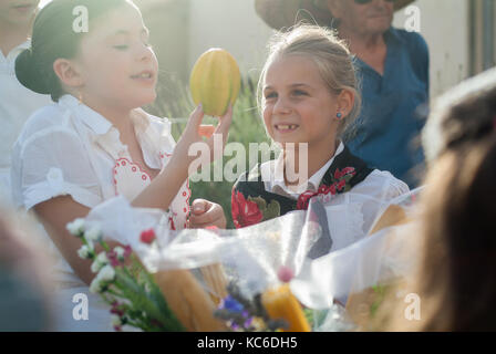 Typische italienische Folklore Kinder feiern Jungfrau Maria August Urlaub. Santo Stefano. cammino dei Briganti. Der Spaziergang der Briganten. Italien. Stockfoto