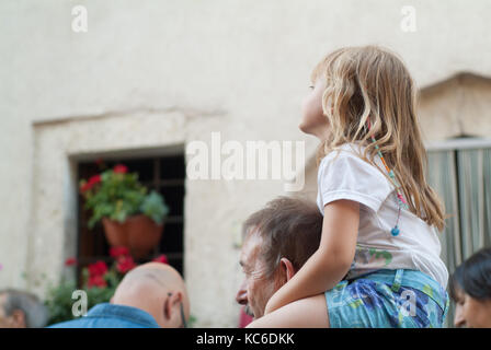 Typische italienische Folklore Kinder feiern Jungfrau Maria August Urlaub. Santo Stefano. cammino dei Briganti. Der Spaziergang der Briganten. Italien. Stockfoto