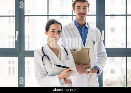 Porträt von zwei bestimmt Ärzte an der Kamera in einer Mod Suchen Stockfoto