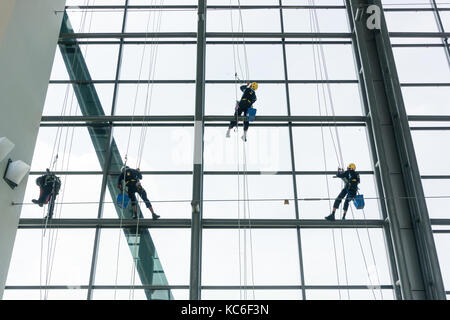 Professionelle Fensterputzer klettern Fassade Stockfoto