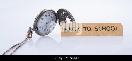 Zurück zur Schule geschrieben, Titel und eine Taschenuhr Stockfoto