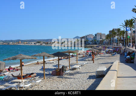 Strand im Hafen der Stadt an der Küste von Javea/Xabia an der Costa Blanca, Provinz Alicante, Spanien Stockfoto