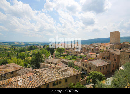 Blick auf das mittelalterliche Zentrum von San Gimignano, die Stadt der schönen Türme in der Toskana, Italien Stockfoto