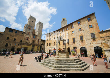 Die mittelalterlichen Türme am zentralen Platz von San Gimignano, die Stadt der schönen Türme in der Toskana, Italien Stockfoto