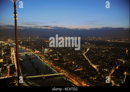 Der Fluss Seine, Pont de Bir-Hakeim und Allee de Cygnes gesehen vom Eiffelturm bei Nacht. Paris. Stockfoto