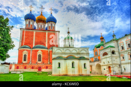 Kathedralen von Himmelfahrt und St. Michael der Erzengel. Kreml Ryazan, Russland Stockfoto