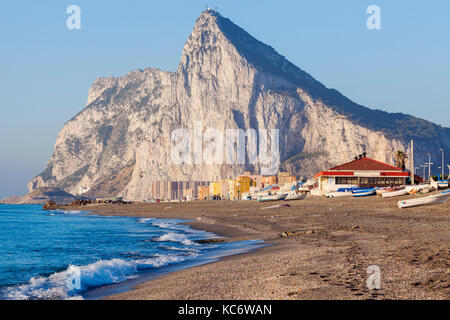 Uk, Felsen von Gibraltar mit Sandstrand im Vordergrund Stockfoto