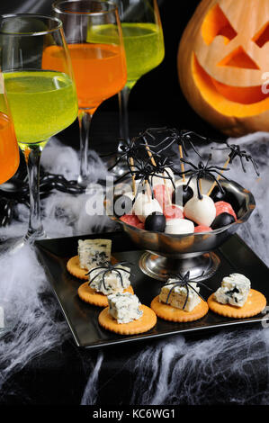 Frühstücksbuffet, Snacks, Cracker mit Blauschimmelkäse und Schüssel baby Salami, Mozzarella, Oliven auf den Tisch zu Ehren von Halloween Stockfoto