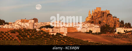 Spanien, Andalusien, Olvera, Panoramablick auf Stadtbild mit mondaufgang Stockfoto