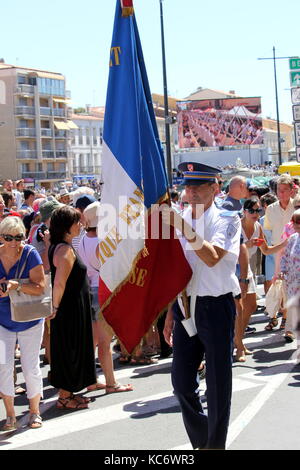 Polizeibeamter mit der französischen Flagge oder Tricoleur bei der Parade beim Festival von Saint-Louis 2017 in Sete, Herault, Languedoc, Frankreich Stockfoto