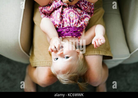 Vater spielen mit baby girl (12-17 Monate) Stockfoto