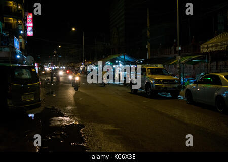 Straße in Phnom Penh, parallel zur Siswath Kai - Riverfront. Straße hat keinen Bürgersteig, Motorräder schmutzig und Straßenhändler auf einer Seite. Kambodscha Südostasien Stockfoto