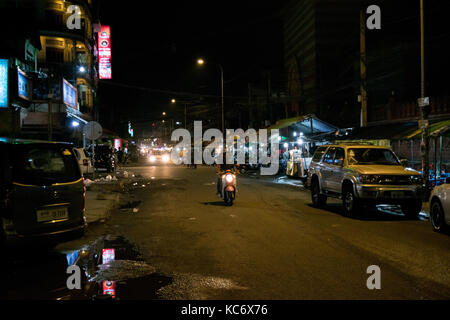 Straße in Phnom Penh, parallel zur Siswath Kai - Riverfront. Straße hat keinen Bürgersteig, Motorräder schmutzig und Straßenhändler auf einer Seite. Kambodscha Südostasien Stockfoto